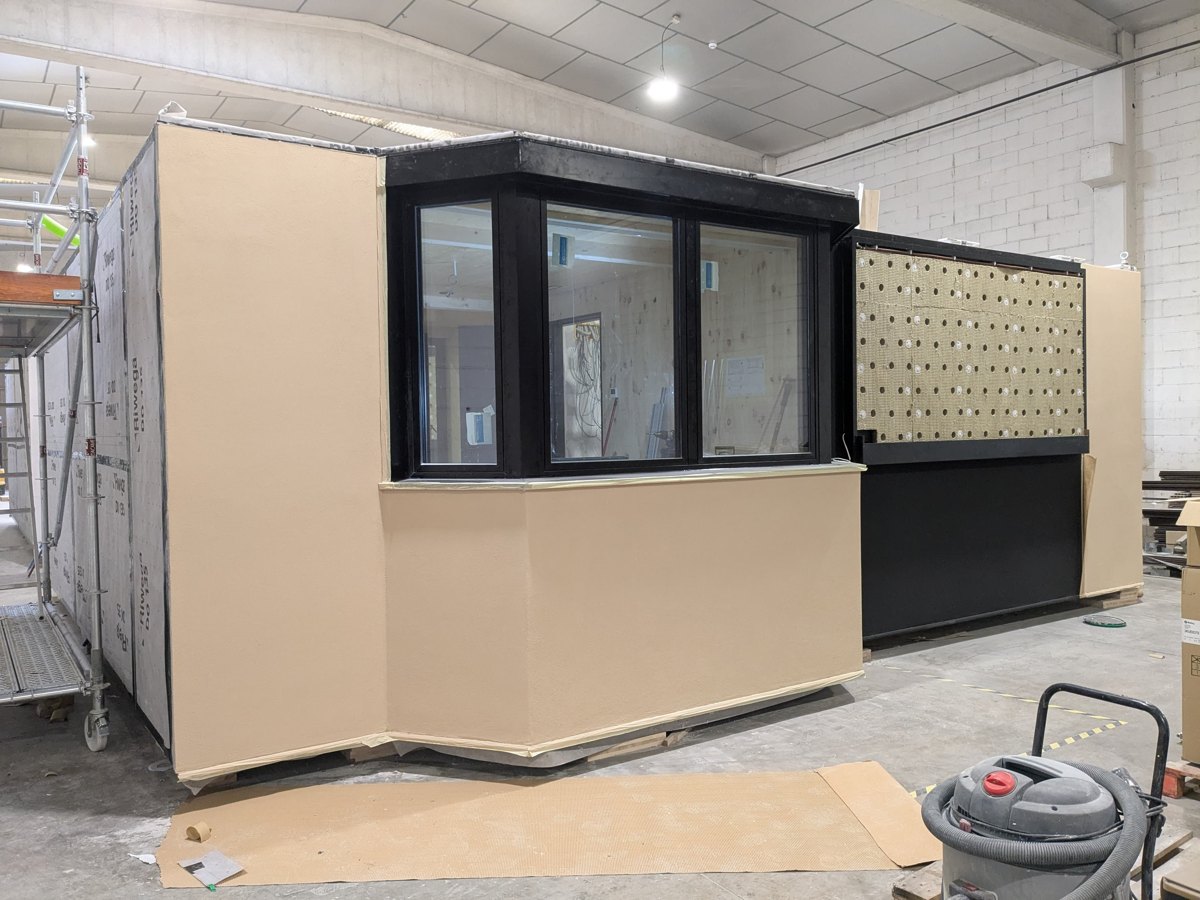 Módulo de Minimal Suites con fachada e instalaciones preparado en fábrica