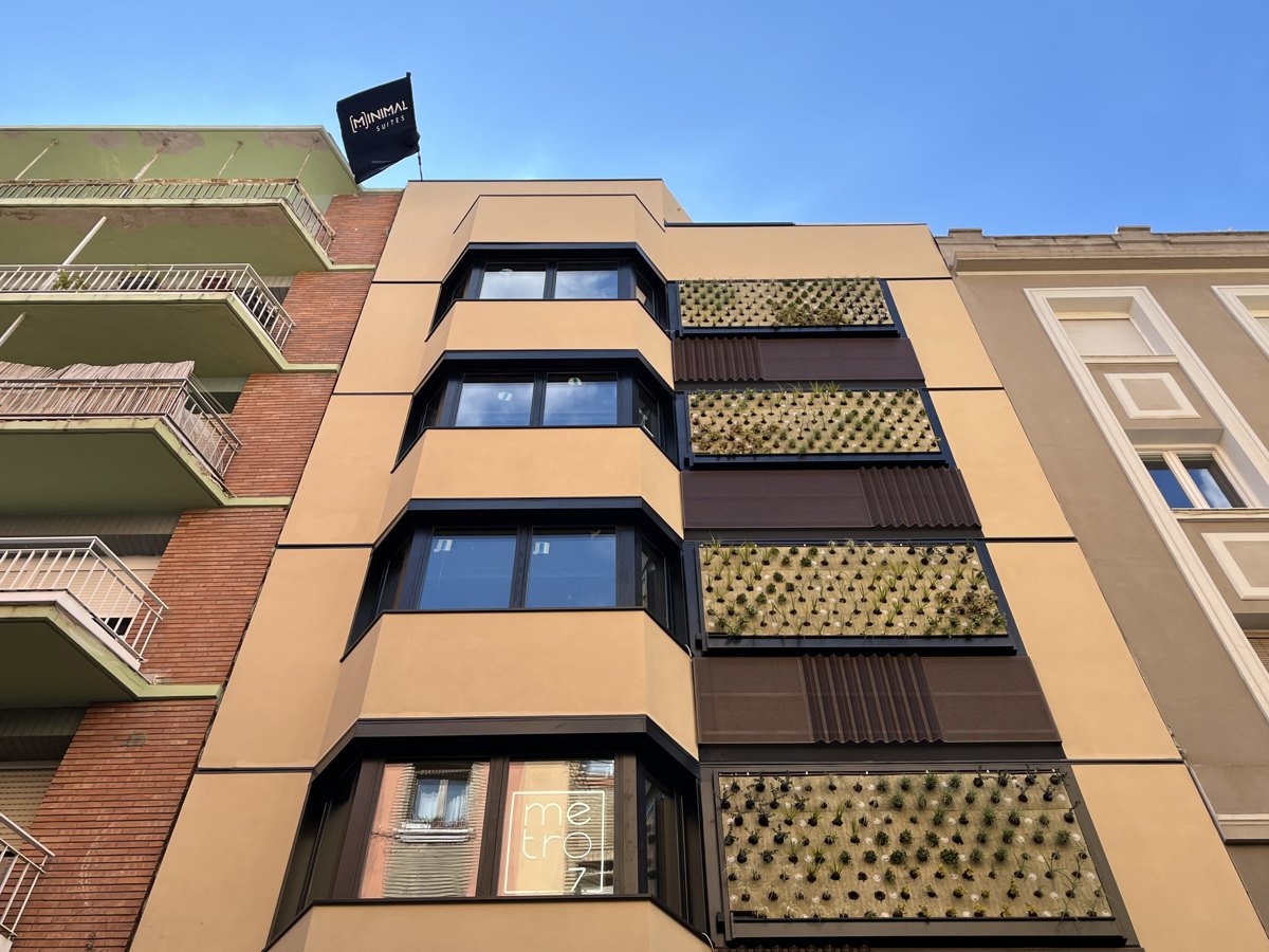 Fachada de Minimal Suites Mudéjar integrada entre los edificios de la calle Mayor de Zaragoza