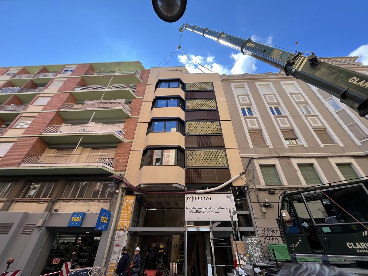 Grúa durante el ensamblaje de los módulos del hotel en la calle Mayor