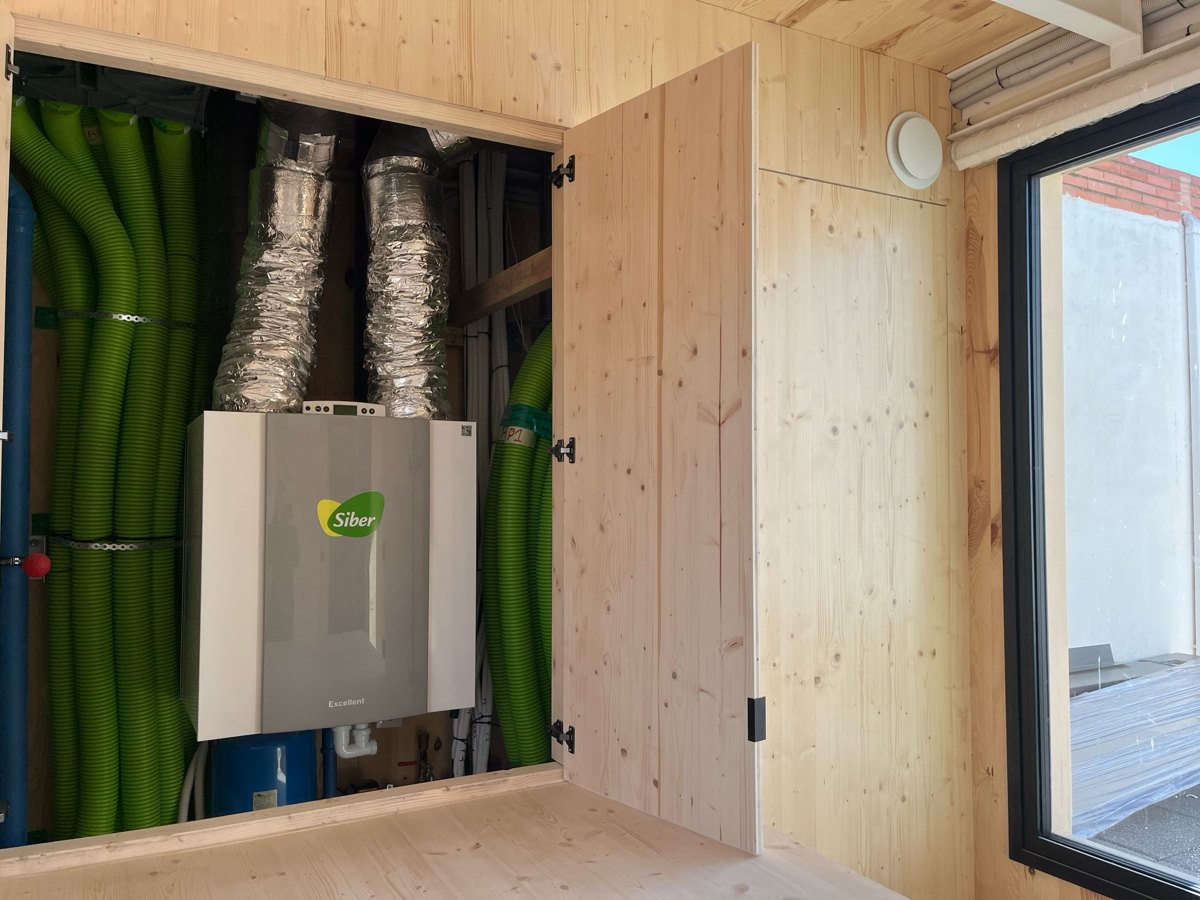 Equipo de ventilación Siber y conductos integrados en el módulo de madera del hotel